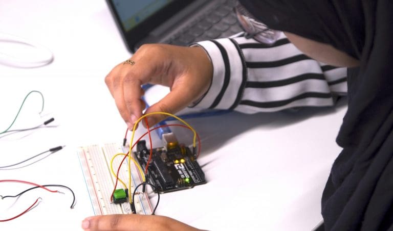 Il percorso AVNeetwork di robotica ha visto i partecipanti imparare le basi di Arduino per prototipare soluzioni robotiche.